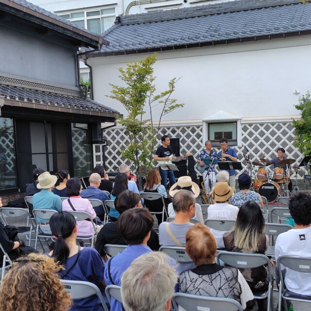 #松本市中町 #蔵シック館主催 の#ミニライブ「蔵の夕べ」
24回目は地元のバンドによるPops・Jazzの夏の曲ばかりの演奏でした。
夏の夕べは野外ライブにピッタリで、延べ100人ぐらいの聴衆にお越し頂き、盛り上がりました。