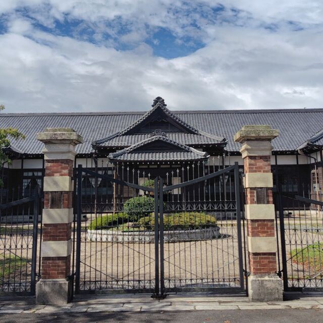 #松本市歴史の里 にある#重要文化財 の#旧松本地方裁判所 と #女工哀史 の#野麦峠 #工女宿宝来屋
隣の日本有数の浮世絵10万点を収蔵している浮世絵博物館とここは、松本城や市街地から離れているのであまり人が行かないのですが、
北アルプスも望める田んぼの中にあり、松本に来た人には、ぜひ訪れてセットで見てほしい観光スポットです。