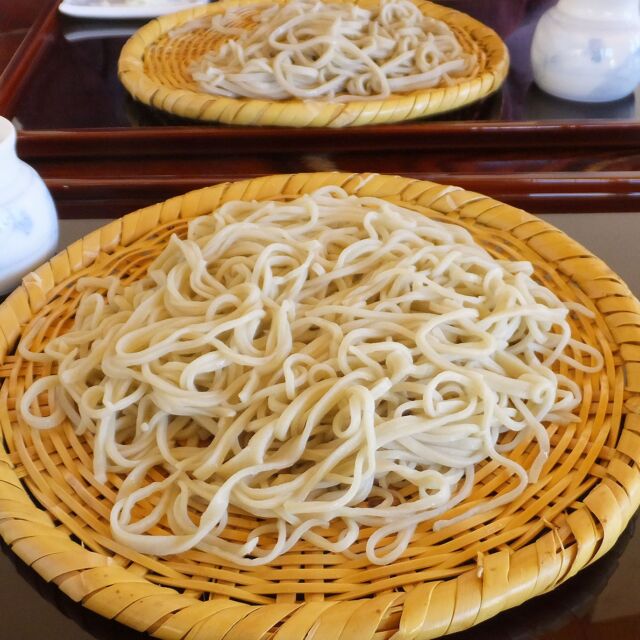 #池田町 #北アルプス展望美術館 近くにある有名なそば屋 #安曇野翁 
ここは黒めの#田舎蕎麦 と白い#更科蕎麦 の両方が味わえます